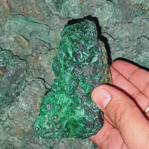 Lot en gros de spécimens minéraux bruts de malachite fibreuse drusée verte naturelle de cuivre - Product Image 1