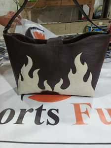 Sac à bandoulière en cuir véritable motif flamme marron foncé avec design flammes blanches, capacité 30-40L pour usage quotidien, en cuir à poils - Product Image 1