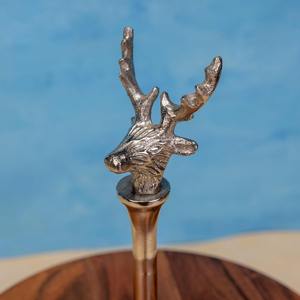 Support à gâteau de luxe à 2 niveaux en bois avec tête de cerf et accents métalliques argentés en forme de renne, plateau de service à étages, présentoir à desserts rustique pour la décoration intérieure - Product Image 5