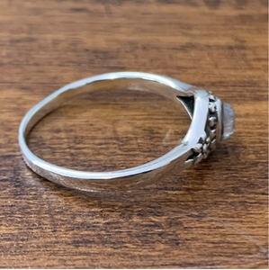 Bague minimaliste en argent sterling 925 avec pierre de lune, élégante, à motif floral texturé, cadeau pour anniversaire et mariage - Product Image 3