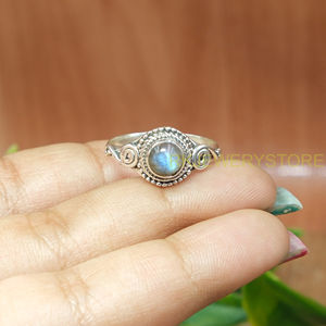 แหวนเงินแท้ 925 ประดับพลอยลาบราดอไรต์สีน้ำเงินธรรมชาติทรงรีแบบคาโบชอง งานแฮนด์เมด ดีไซน์เนอร์เงินแท้ - Product Image 4
