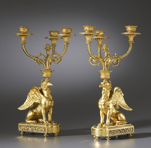 Ensemble de candelabres néoclassiques noirs et dorés à cinq branches avec détails de finition flamboyants, disponibles à prix de gros. - Product Image 2