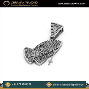 Pendentif Croix Unisexe en Or 10K Personnalisé avec Mains en Prière et Diamants Moissanite VVS, Breloque Bling Scintillante, Cadeau de Fiançailles - Product Image 3