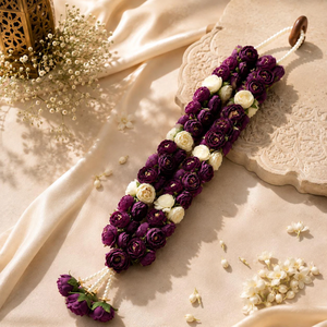 Guirnalda Floral para Boda en Color Morado y Marfil con Detalles Dorados y Adornos de Perlas, Jaimala para Novios Indios para el Rito Nupcial - Product Image 5