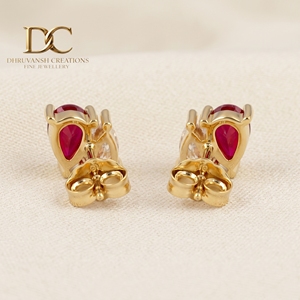 Boucles d'oreilles clous en or jaune massif 14 carats avec diamant de laboratoire et rubis sang de pigeon taille poire certifiés IGI pour femme – Collection Designer - Product Image 6