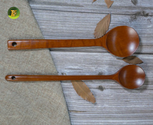 Cuillère de service artisanale en teck, louche à soupe minimaliste à long manche, esthétique rustique, photogénique, vaisselle de table - Product Image 1
