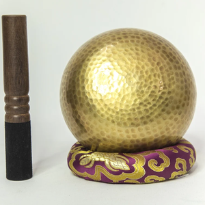 ขันเสียงทองเหลืองพร้อมไม้ตีเสียงบนเบาะสีม่วง - Product Image 4