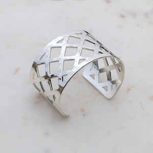 Bracelet manchette en laiton plaqué argent pour femme - Jonc géométrique ajouré à motif treillis - Bracelet large à motif grille - Product Image 3