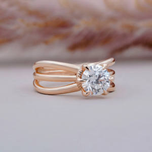 แหวนหมั้นเพชรทรงกลมสามเม็ดแบบราชวงศ์ ผลิตด้วยเทคนิค Lab Grown ในตัวเรือนโรสโกลด์ ดีไซน์โมเดิร์นแบบ Solitaire สำหรับเจ้าสาว เครื่องประดับเพชร - Product Image 2
