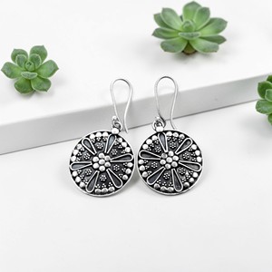 Pendientes de Plata de Ley 925 con Disco Floral Oxidado para Mujer – Joyería Colgante Boho Hecha a Mano - Product Image 3