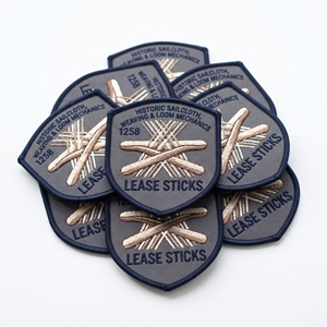 Parche bordado redondo personalizado al por mayor, insignia de brújula prismática vintage para topografía, emblema para ropa con borde Merrow, a granel - Product Image 5