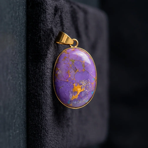 Colgante de Plata 925 Chapado en Oro con Turquesa Púrpura Natural Ovalada, Joyería Minimalista Hecha a Mano para Compromiso - Product Image 1