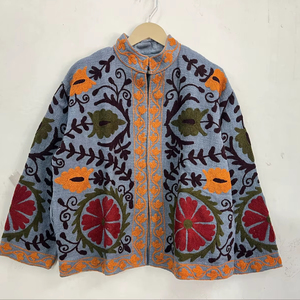 Veste en coton gris brodée Suzani bohème pour femme, vêtement d'extérieur vintage à fleurs ethniques fait main - Product Image 1