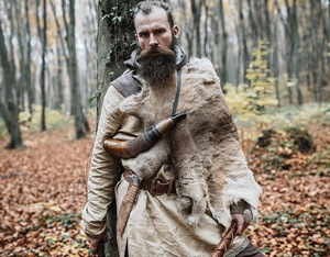 Cuerno Vikingo Pulido Ecológico de ILAHI, Cuerno de Búfalo con Forma Natural Antigua, Correas de Cuero, Estilo Religioso Feng Shui - Product Image 3