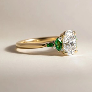 Anillo de Compromiso de Oro Amarillo de 14K con Diamante Ovalado Cultivado en Laboratorio de 1.50CT, Piedras Laterales de Esmeralda Verde en Forma de Marquesa y Pera, Lujoso/Elegante, Venta al Por Mayor - Product Image 4