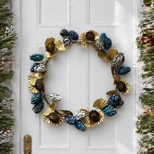 Corona festiva de metal para las fiestas con hojas de ginkgo doradas y piñas azules vibrantes, elegante decoración para la puerta principal en invierno - Product Image 1