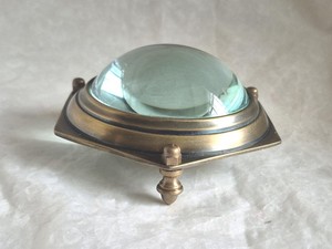 Loupe de bureau hexagonale en laiton et verre, loupe vintage en forme de dôme pour la lecture, le bureau et la décoration - Product Image 1