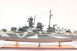 Maquette de navire de guerre allemand Tirpitz en bois, camouflage fait main - Modèle réduit de classe Bismarck de la Seconde Guerre mondiale pour la décoration de la maison ou du bureau - Product Image 6