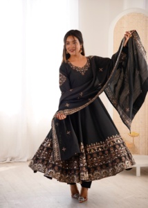 Robe élégante en soie romaine avec broderie et travail de sequins, avec un bas en micro-coton et un dupatta en soie romaine, ensemble prêt-à-porter. - Product Image 4