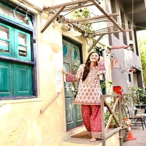 VASTRA COTTAGE Élégante Robe de Soirée Purement Naturelle avec Broderie Imprimée Numérique et Véritable Broderie Miroir, Assortie à un Palazzo Farshi - Product Image 2