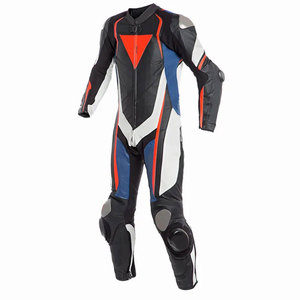 Obtenez l'équilibre parfait entre style et sécurité dans un combinaison de moto en cuir deux pièces, conçue pour durer pour chaque voyage. Combinaison en cuir. - Product Image 3