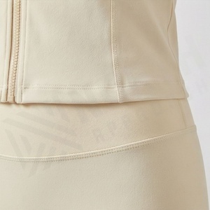 Ensemble de sport deux pièces sans coutures pour femme – Soutien-gorge de sport et leggings personnalisés pour l'entraînement, le yoga et le fitness – Tenue de sport à fort impact et flexible - Product Image 5