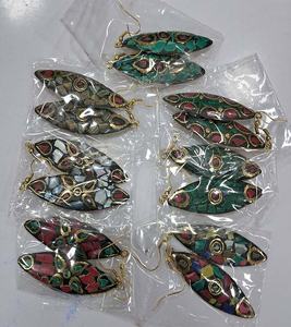 ต่างหูโลหะทองเหลืองสไตล์โบฮีเมียนและชาติพันธุ์ ประดับด้วยงานโมเสก เหมาะสำหรับผู้หญิง สวมใส่ในงานปาร์ตี้ ราคาส่งออกจากอินเดีย GC-ER-520 - Product Image 1