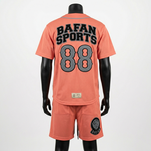 Conjunto de camiseta sin mangas y pantalones cortos para hombre, 180 GSM, poliéster suave, tela de malla coral, panel gris con logo. - Product Image 5