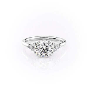 Hermoso Anillo Clásico Redondo de Plata 925 con Moissanita y Pequeños Agrupamientos Laterales para Uso Diario de Mujer - Product Image 5
