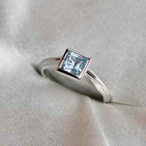 Anillo de compromiso de lujo para mujer con topacio azul talla princesa y engaste de bisel en plata de ley 925, ideal para ocasiones festivas - Product Image 3