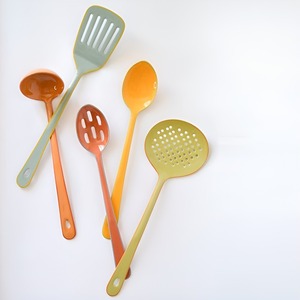 Cuillère passoire de cuisine à long manche avec finition émaillée, résistante à la chaleur, avec écumoire à mailles pour filtrer les aliments - Product Image 3