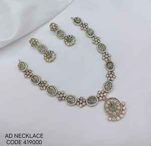 Parure de bijoux de mariage et de fête de haute qualité, plaqué or antique, avec zircon et motif floral, comprenant collier, boucles d'oreilles et Maang Tikka, style ethnique traditionnel - Product Image 1