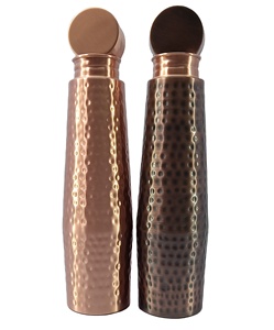 Bouteilles en cuivre axées sur la santé pour le stockage de l'eau et combinant les anciennes traditions ayurvédiques avec des designs élégants et contemporains - Product Image 1