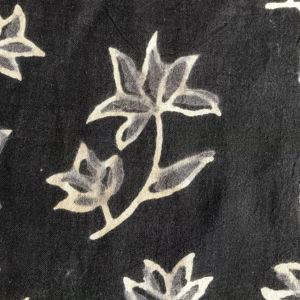 Tissu en coton imprimé à la main en gros – Tissu en coton indien à motifs floraux noirs pour vêtements, robes et fournisseur de textiles - Product Image 1