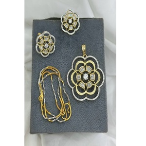 Collar y Pendientes con Cadena y Piedras de Circonia Cúbica con Acabado Dorado Glamuroso para Bodas y Fiestas - Product Image 2