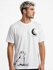 เสื้อยืดคอกลมแขนสั้นสีขาวสำหรับผู้ชายของโอเน็น อาร์แพร์เนลพร้อมลายพิมพ์แมวและพระจันทร์ - Product Image 2