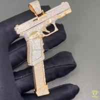 Liontin Gaya Senjata Mewah Dengan Berlian Moissanite Bulat Perak Sterling 925 Dua Warna Perhiasan Hip Hop Detail Rapi