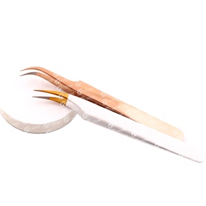 Pinzas de extensión de pestañas curvas de delfín con logotipo personalizado, acero inoxidable japonés probado a mano con mango liso y Punta puntiaguda - Product Image 1