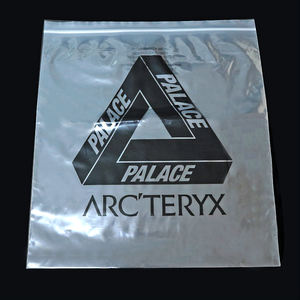 ถุงซิปสำหรับเสื้อผ้าแบบนำกลับมาใช้ใหม่ได้ออกแบบมาเพื่อการใช้งานที่ยาวนานทำให้มีโครงสร้างที่มีน้ำหนักเบาและใช้งานง่าย - Product Image 4