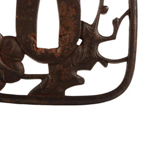 Tsuba Japonesa del Periodo Edo, Diseño de Ciruelo en Hierro, Forma Nade Kaku, Protector de Espada sin Marcar - Product Image 4