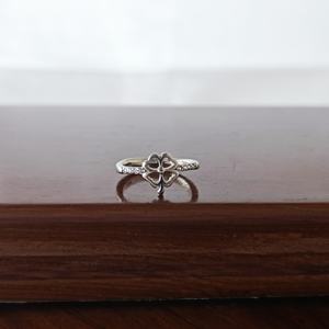 Anillo de Eternidad con Trébol de Cuatro Hojas Revalia para Mujer, Minimalista, Elegante, Regalo para Fiesta - Product Image 2