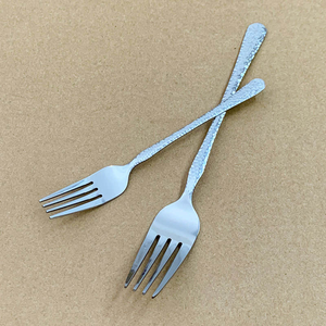 Juego de cubiertos de acero inoxidable ecológico plateado con mango retro martillado, cuchillo, tenedor y cuchara para bodas y fiestas, efecto espejo - Product Image 4