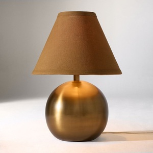 Lampe de table en métal de style victorien avec abat-jour en tissu de lin, finition laiton antique, base durable, éclairage d'appoint chaleureux - Product Image 6