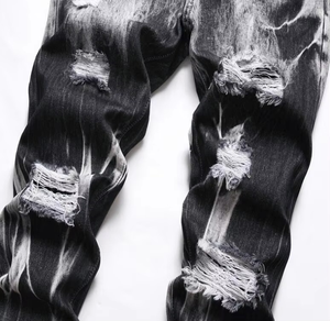 Jean slim homme personnalisé avec logo, style streetwear, déchiré et patché, en denim noir tendance - Product Image 6