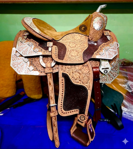 Silla de montar western de cuero hecha a mano con detalles plateados y grabado floral, equipo ecuestre premium - Product Image 1