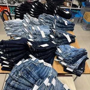 Lot de surplus de jeans décontractés en coton pour hommes, coupe skinny droite, déchirés, avec étiquettes de marque, à prix réduit - Product Image 1