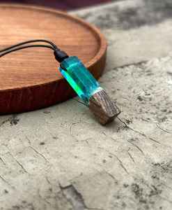 Collier Pendentif Minimaliste en Bois et Résine, Bijou Rustique en Bois et Résine - Product Image 4
