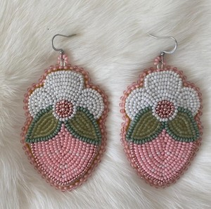Pendientes Florales Hechos a Mano TIMELESS CRAFT con Cuentas, Diseño de Flores Rosas y Blancas, Joyería de Moda para Mujer - Product Image 1