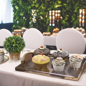 Plateau de service en bois élégant de haute qualité avec poignée en métal doré pour salle à manger cuisine et accessoire de vaisselle forme Rectangle - Product Image 6