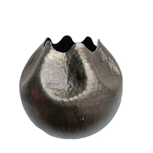 Florero Moderno y Elegante de Aluminio - Base Antideslizante Hecha a Mano, Ligera y Duradera, de Alta Calidad para Bodas, Ramadán, Hogar/Oficina - Product Image 1